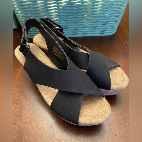 NWOT Jessica Cline Black Wedge Sandals - Picture 2 of 7